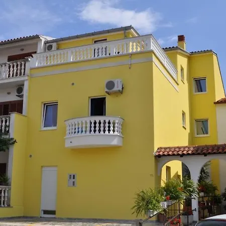 Апартаменты Jela With A Big Balcony Пула